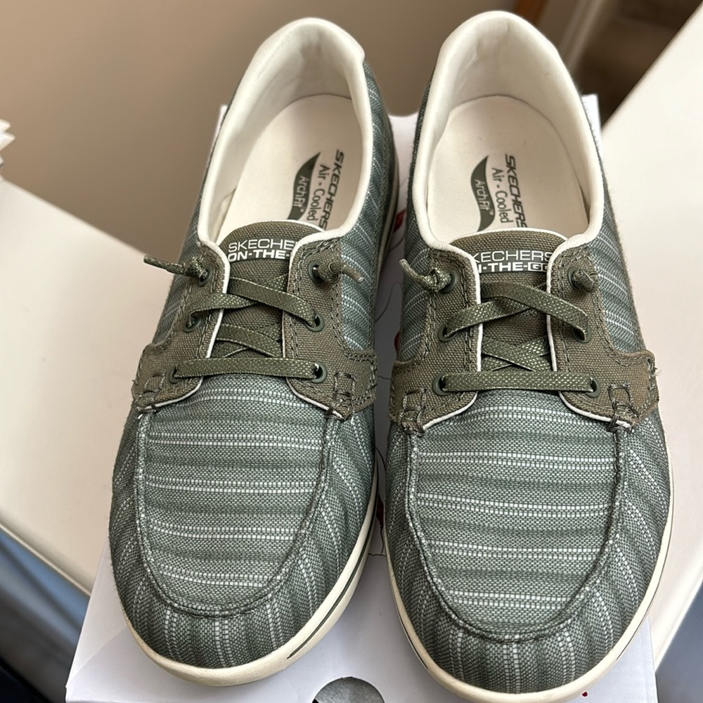 Skechers arch fit boat shoes size 7 1/2. Air-cooled insole. EUC w/box. Olive